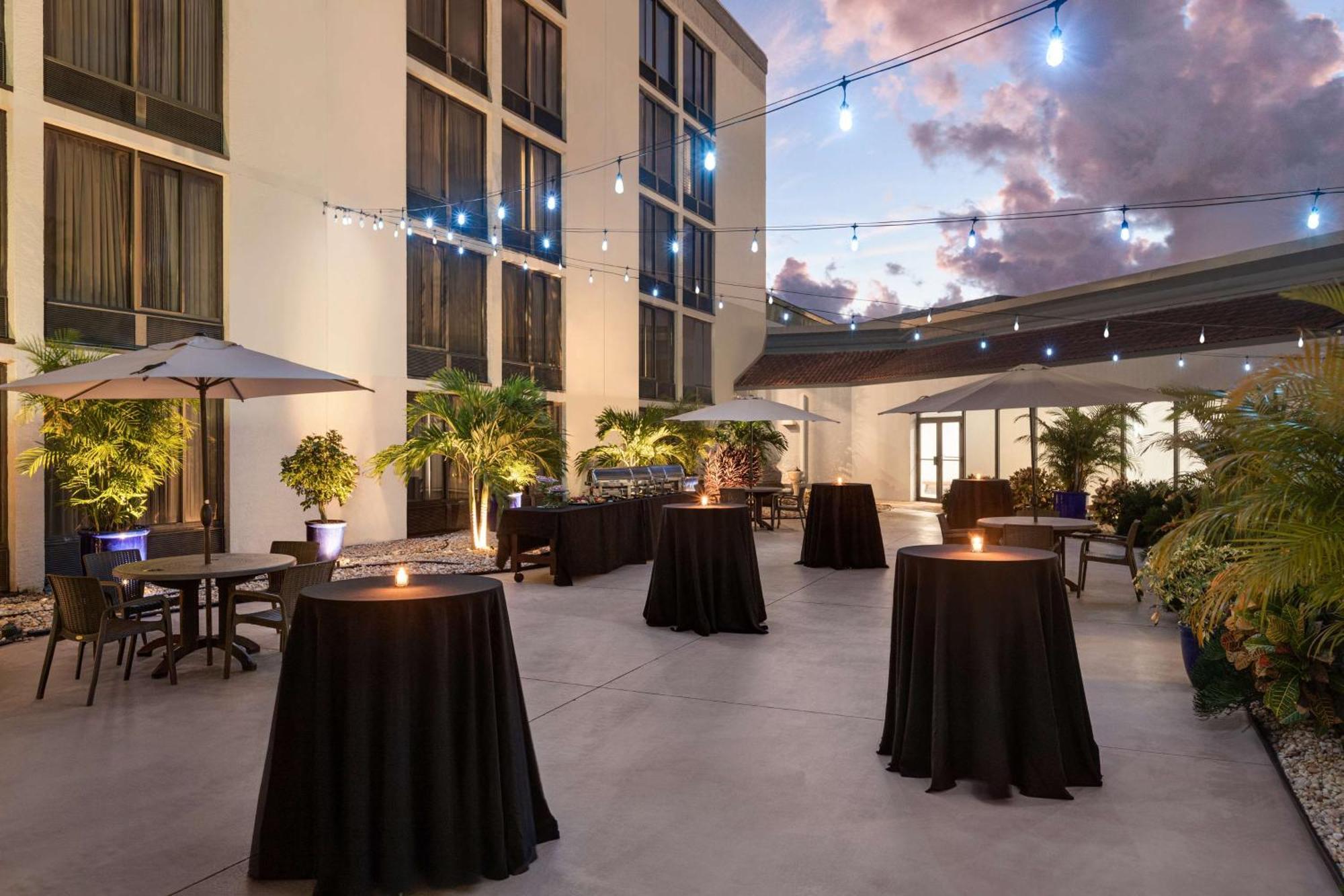 Doubletree By Hilton Fort Myers At Bell Tower Shops Kültér fotó